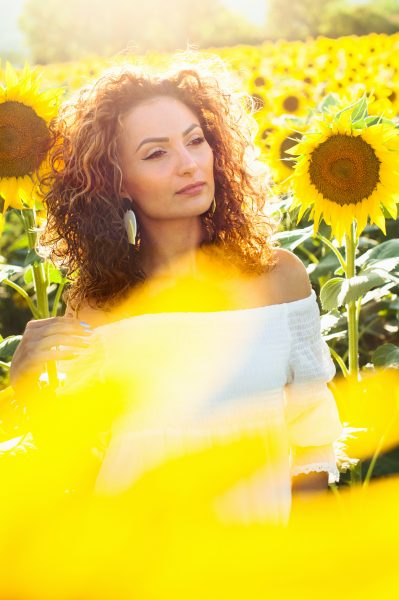 Frau im Sonnenblumenfeld – Wechseljahre
