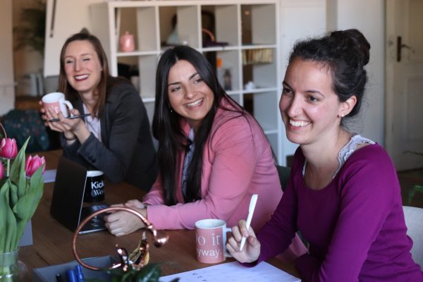 Ideenparty: Frauen am Tisch beim Brainstormen