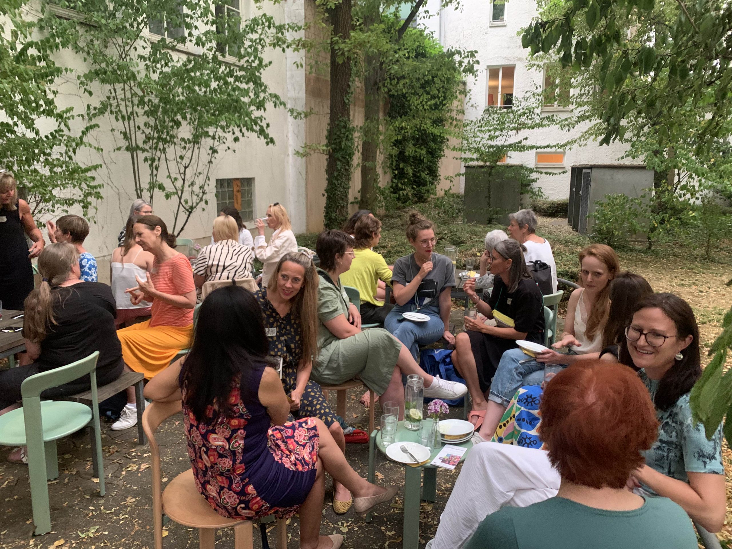 Expertinnenforum – Netzwerktreffen im Sommer im mff Hinterhof